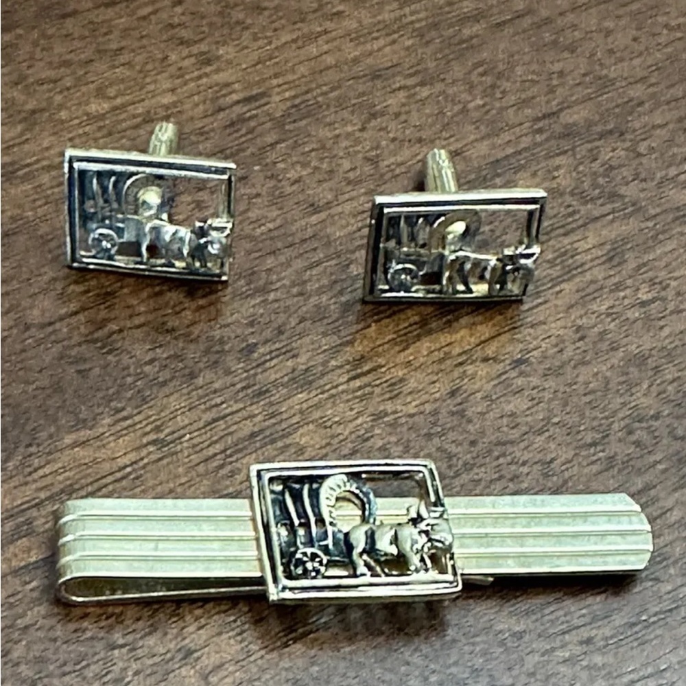 Vintage Covered Wagon Rectangular Cufflinks And T… - image 1